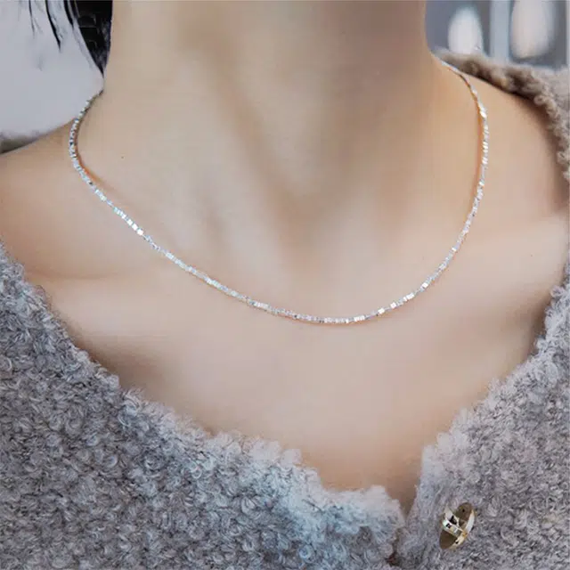 925
