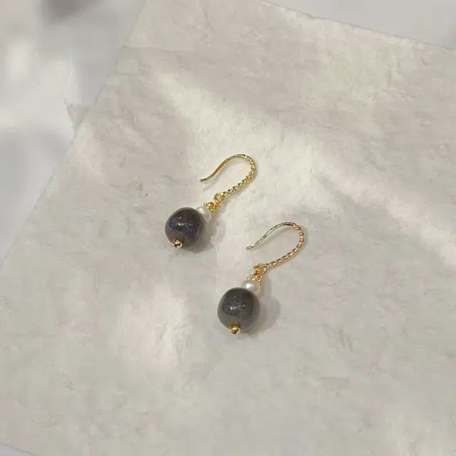 佐奈美 高级灰调云 淡水珍珠 耳环 女款 白色