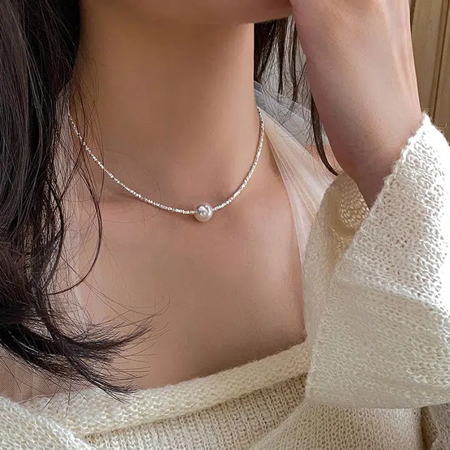 925