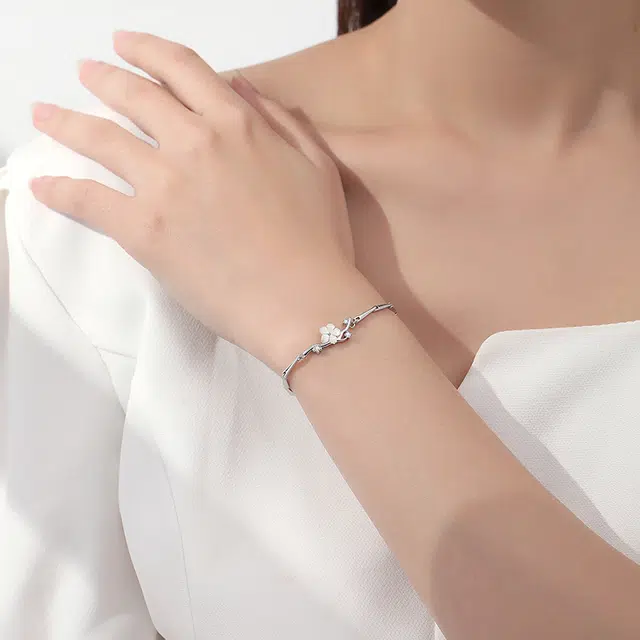 925