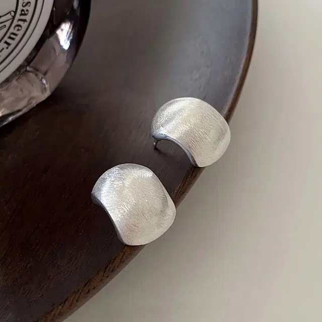 925