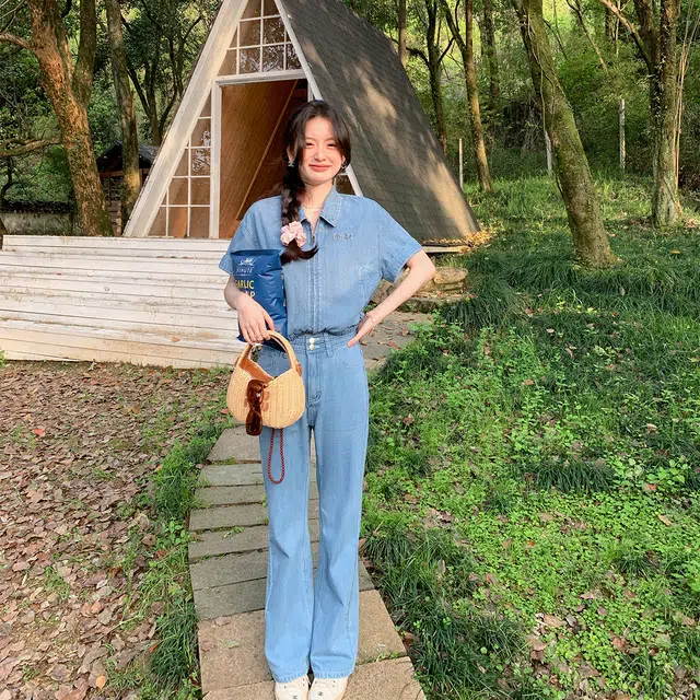 花栗鼠小姐 露营女孩 慵懒休闲设计感高腰压条阔腿偏微喇修长感显瘦长款牛仔裤 女款