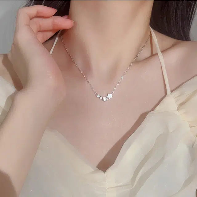 925