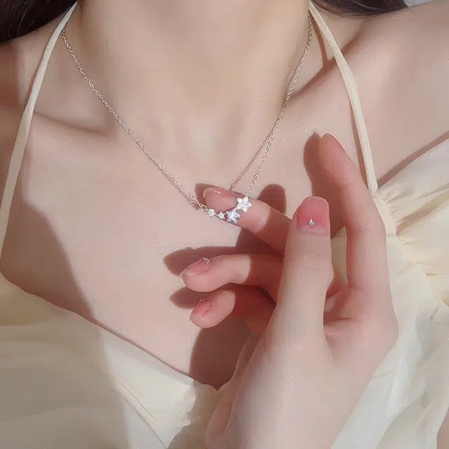 925