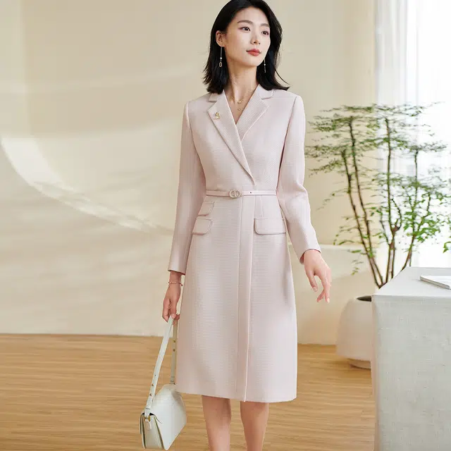 米思阳 气质温柔风纯色西装领华夫格收腰长袖连衣裙 女款 浅粉色