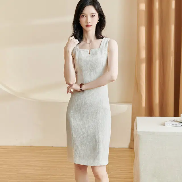 米思阳 纯色肌理感方领无袖连衣裙 米杏色