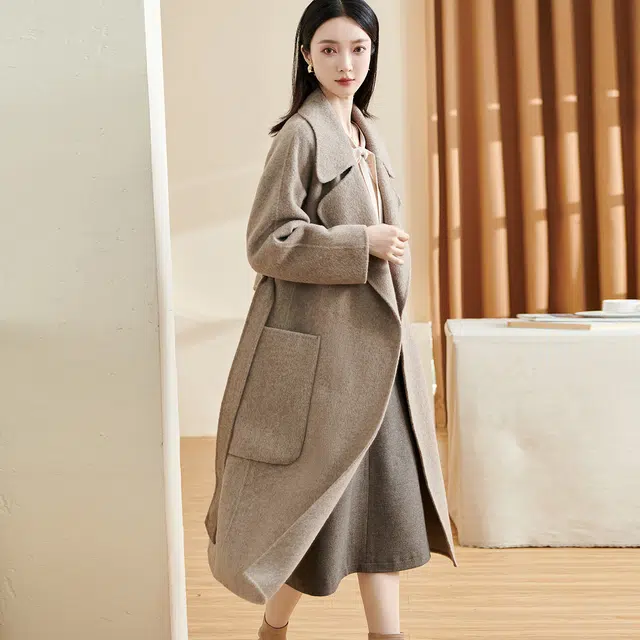 米思阳 复古纯色翻领大口袋收腰长款毛呢大衣 女款