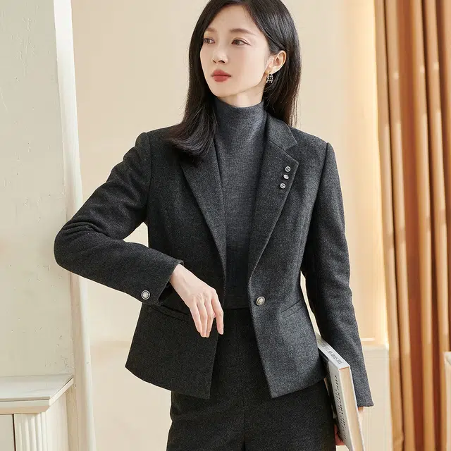米思阳 通勤细斜纹西装领纯色腰带一粒扣截短外套 女款