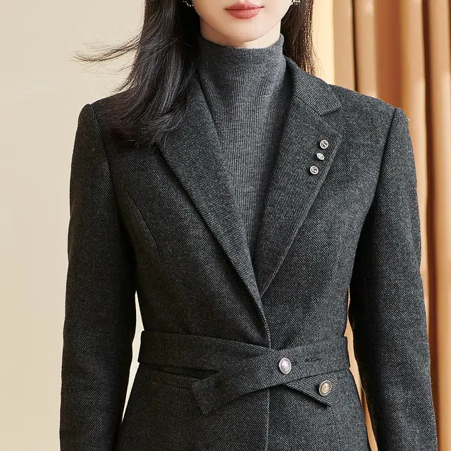 米思阳 通勤细斜纹西装领纯色腰带一粒扣截短外套 女款