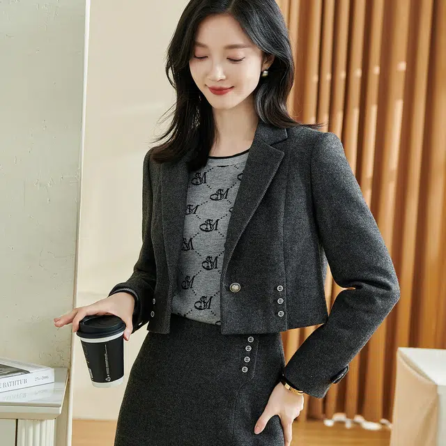 米思阳 纯色西装领一粒扣短款休闲截短外套 女款