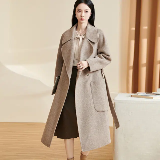 米思阳 复古纯色翻领大口袋收腰长款毛呢大衣 女款