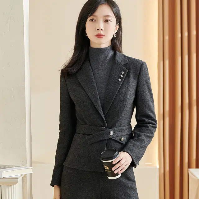 米思阳 通勤细斜纹西装领纯色腰带一粒扣截短外套 女款