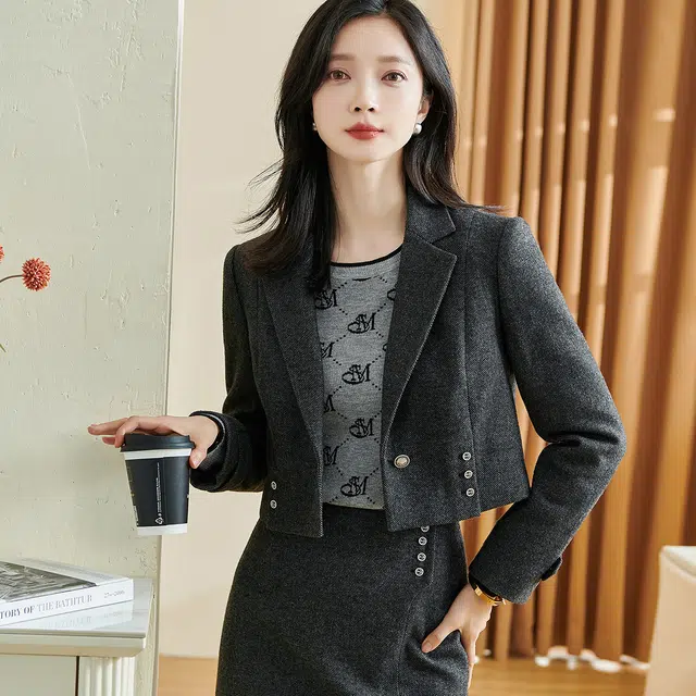 米思阳 纯色西装领一粒扣短款休闲截短外套 女款