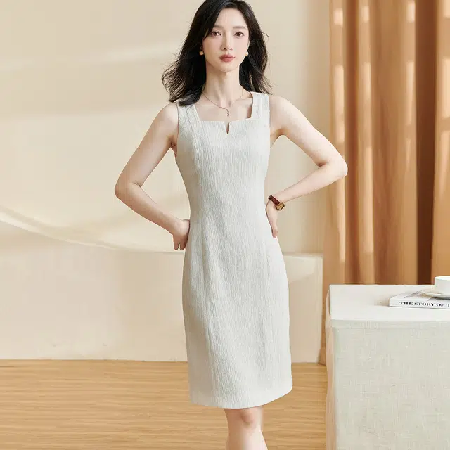 米思阳 纯色肌理感方领无袖连衣裙 米杏色