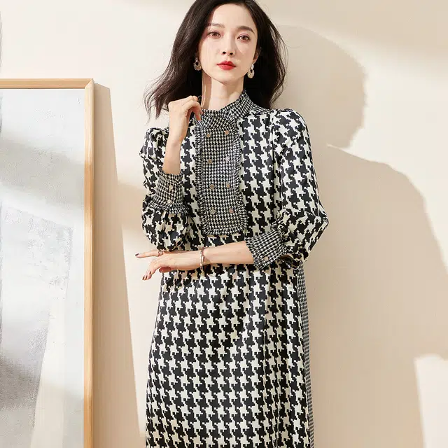 米思阳 千鸟格圆领长袖连衣裙 黑杏色