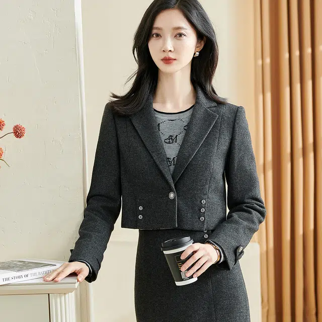 米思阳 纯色西装领一粒扣短款休闲截短外套 女款