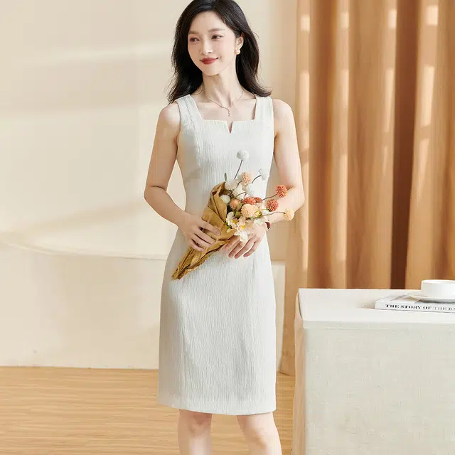 米思阳 纯色肌理感方领无袖连衣裙 米杏色