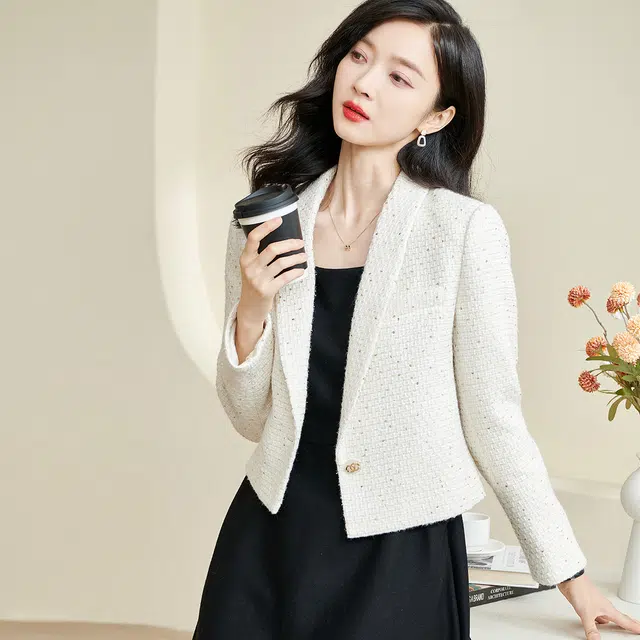 米思阳 时尚绣珠片小香风修身西装 女款 米白色