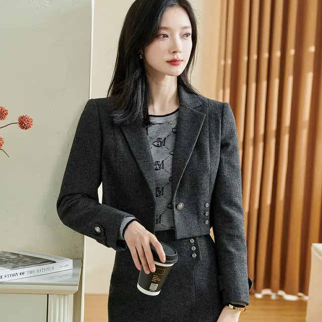 米思阳 纯色西装领一粒扣短款休闲截短外套 女款