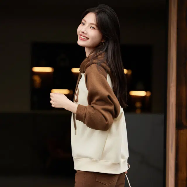 苏醒的乐园 通勤数字印花连帽套头保暖加绒卫衣 女款 米杏色