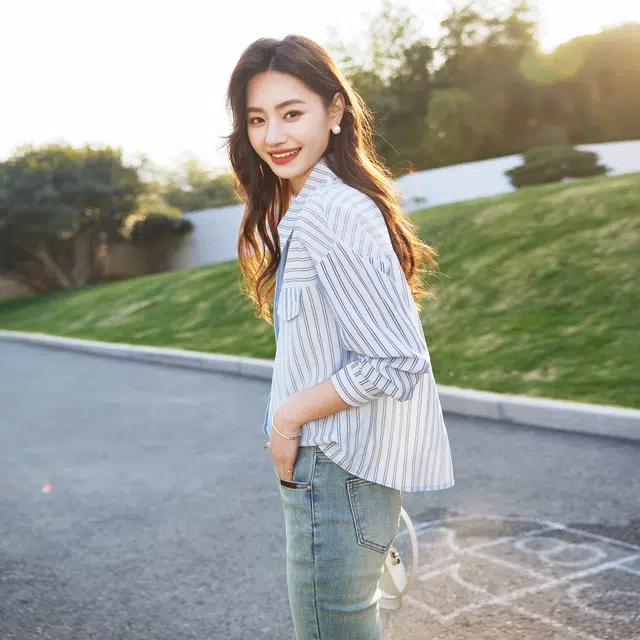 苏醒的乐园 撞色条纹尖领单排扣宽松休闲长袖衬衫 女款 蓝色