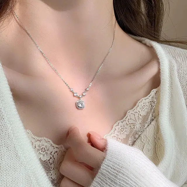 925