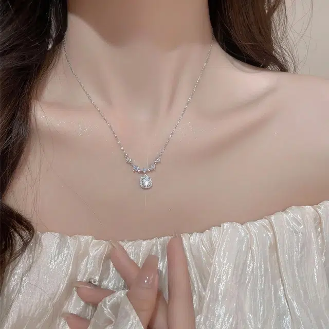 925