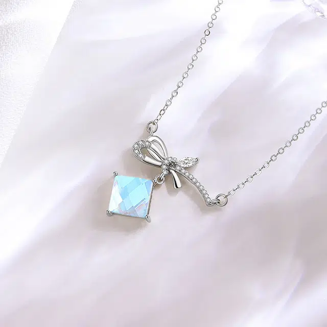 925