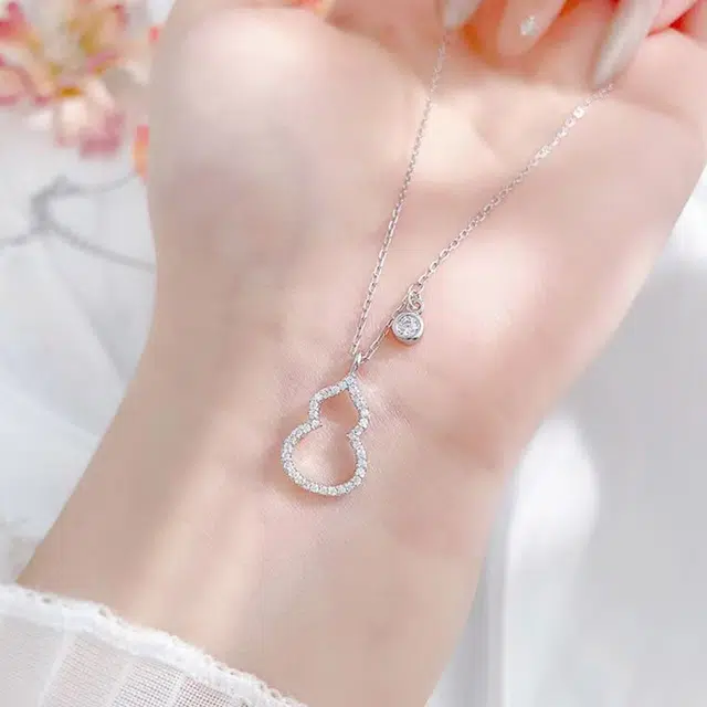 925