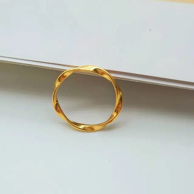 925