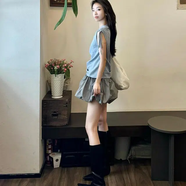 依钗 韩系半高领显瘦修身气质优雅时尚设计感小众蓝色条纹抽绳绑带衬衫无袖上衣高腰休闲宽松花苞短裙裙装套装 女款