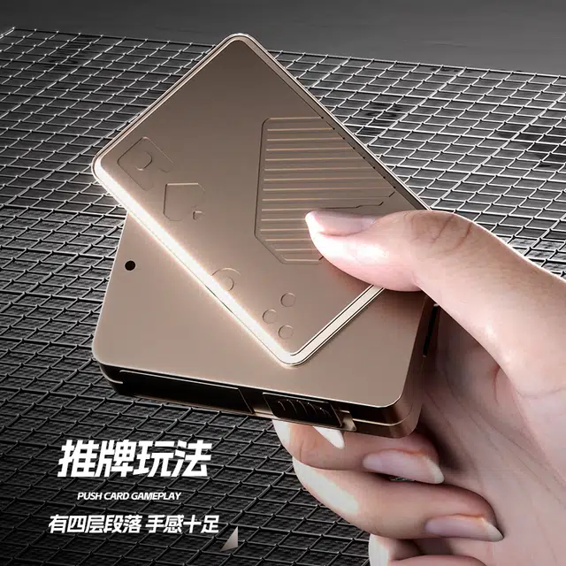 泰真 迷你扑克手枪 一键抛壳拨动发射 枪型玩具