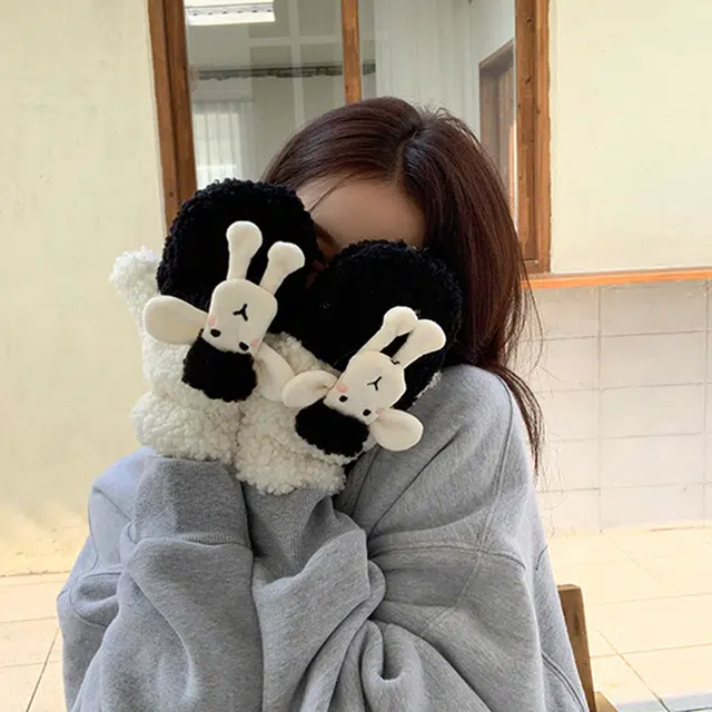 梦特娇 冬季加厚羊羔绒卡通可爱小羊挂脖连指 涤纶 绒线手套 女款