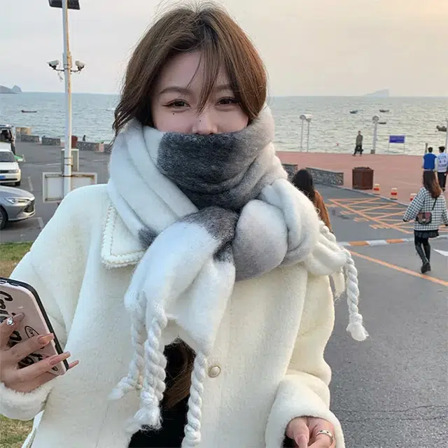 梦特娇 时尚减龄百搭高级感拼色渐变色加厚保暖防风礼盒 仿羊绒 绒线围巾 男女同款情侣款