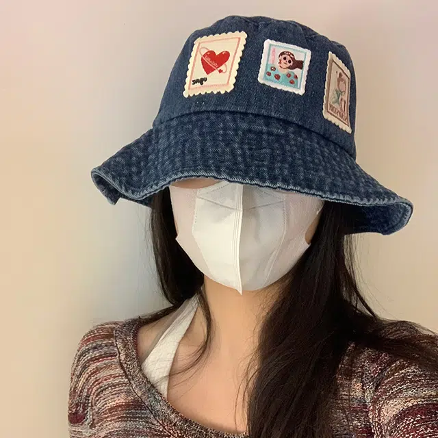梦特娇 可爱卡通邮票贴布户外防晒百搭牛仔渔夫帽 男女同款
