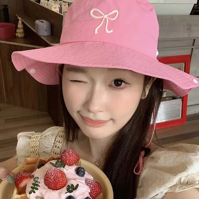 梦特娇 甜美蝴蝶结刺绣户外大檐防晒 聚酯纤维 渔夫帽 女款