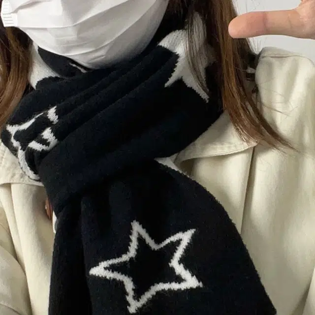 梦特娇 韩系潮流时尚黑白星星针织保暖加厚双面可戴 绒线围巾 男女同款情侣款