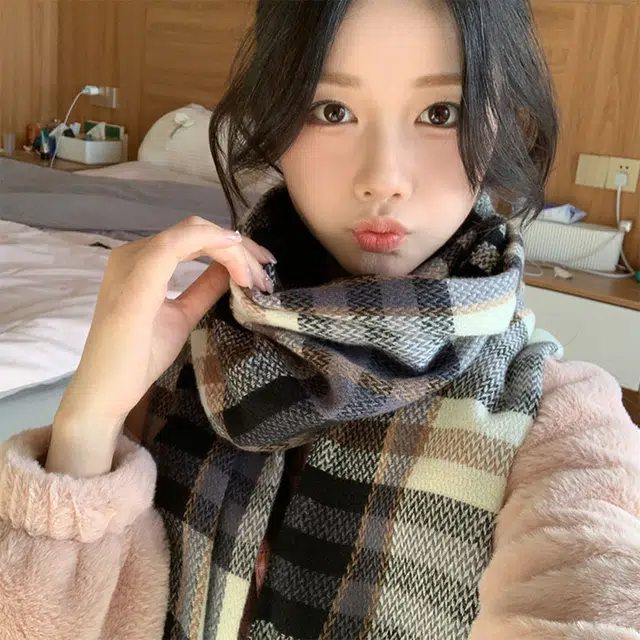 梦特娇 英伦风高级氛围感御寒流苏 仿羊绒 绒线围巾 男女同款情侣款