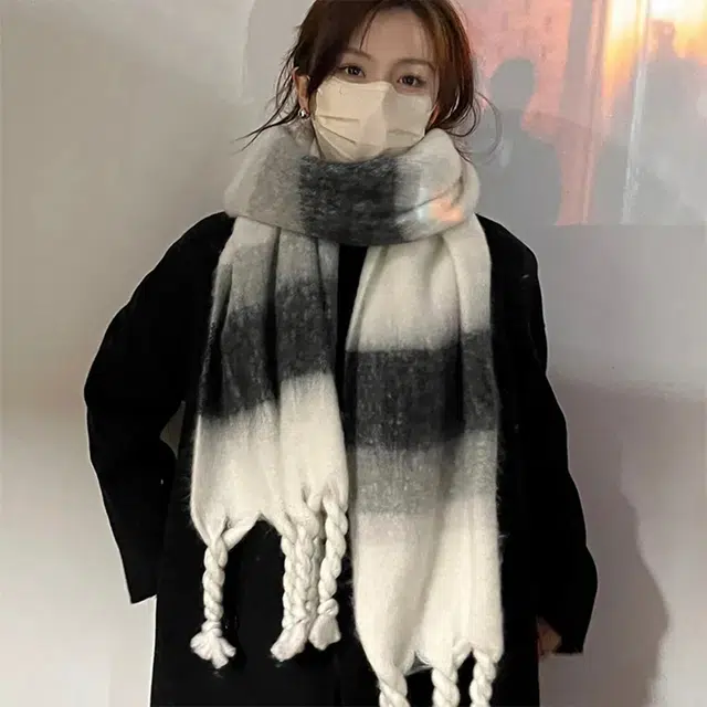 梦特娇 时尚减龄百搭高级感拼色渐变色加厚保暖防风礼盒 仿羊绒 绒线围巾 男女同款情侣款