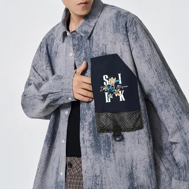 敦煌博物馆 美式高街扎染花卉字母印花泡泡格撞色大口袋翻领落肩长袖学院风百搭运动休闲衬衫 男女同款