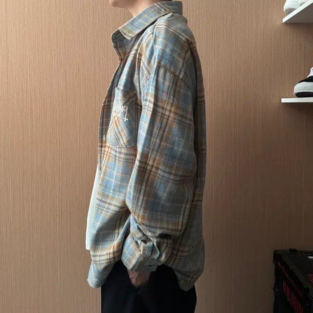 敦煌博物馆 复古简约宽松大码潮牌厚板字母印花学院风格休闲口袋长袖衬衫 男女同款