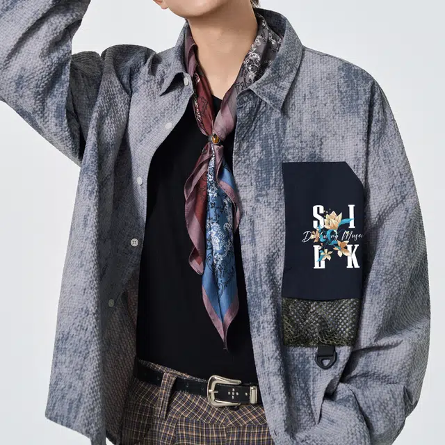 敦煌博物馆 美式高街扎染花卉字母印花泡泡格撞色大口袋翻领落肩长袖学院风百搭运动休闲衬衫 男女同款