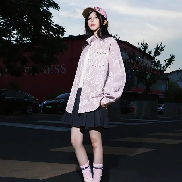 敦煌博物馆 美式高街复古潮牌宽松翻领开衫学院风满印字母痞帅休闲时尚百搭大码长袖衬衫外套 男女同款