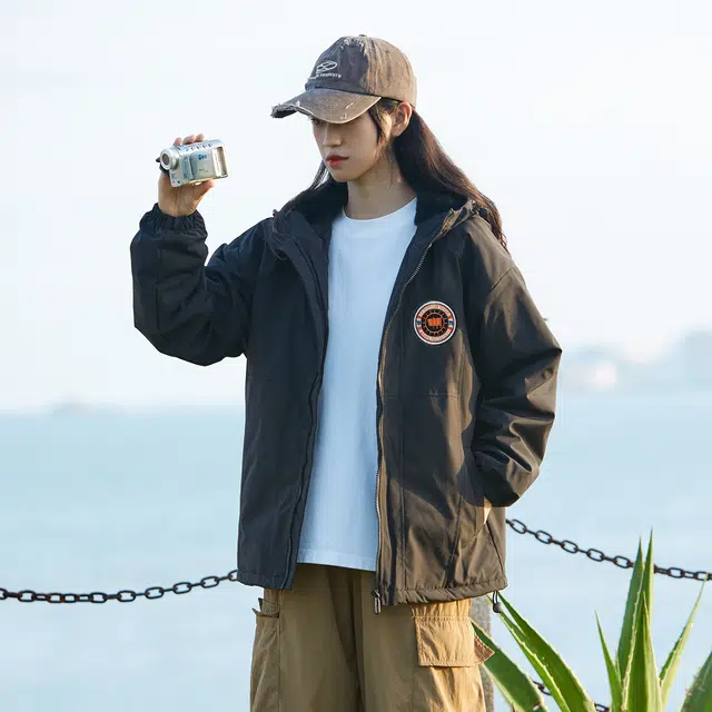 敦煌博物馆 山系户外基础款简约纯色徽章刺绣宽松休闲连帽加绒保暖落肩袖夹克外套 男女同款