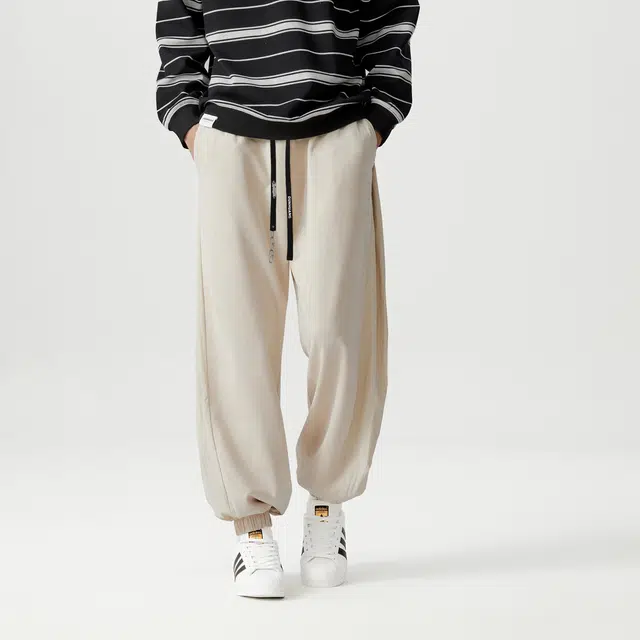 敦煌博物馆 美式高街麂皮绒质感柔软舒适直筒阔腿束脚伞兵机能春秋款保暖长裤同色拼接褶皱街头学院风百搭运动通勤休闲裤 男女同款