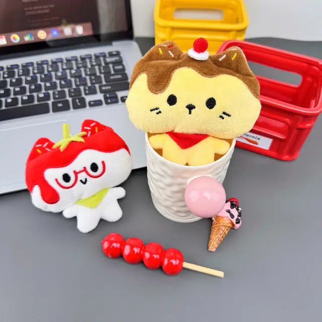 Jiaochong Diary Strawberry Cat Keychain