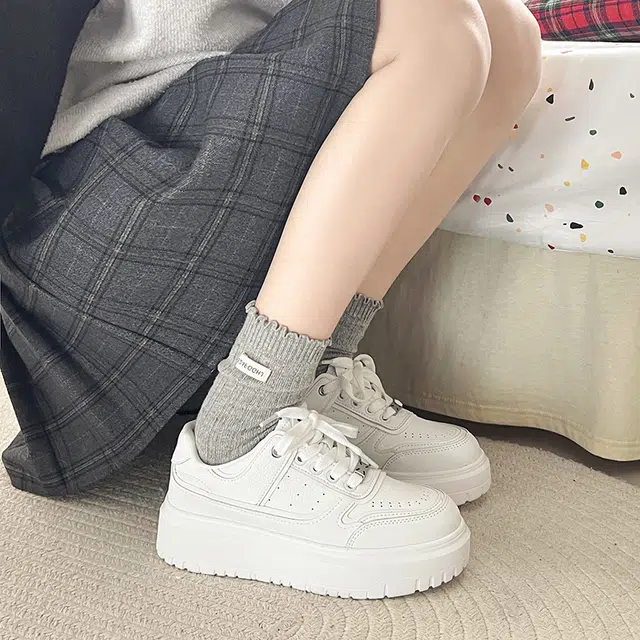 乐乐鱼 厚底百搭配裙子休闲通勤 包裹性耐磨增高 低帮 板鞋 女