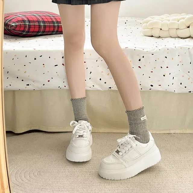 乐乐鱼 厚底百搭配裙子休闲通勤 包裹性耐磨增高 低帮 板鞋 女