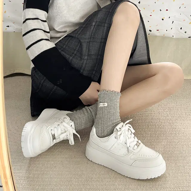 乐乐鱼 厚底百搭配裙子休闲通勤 包裹性耐磨增高 低帮 板鞋 女