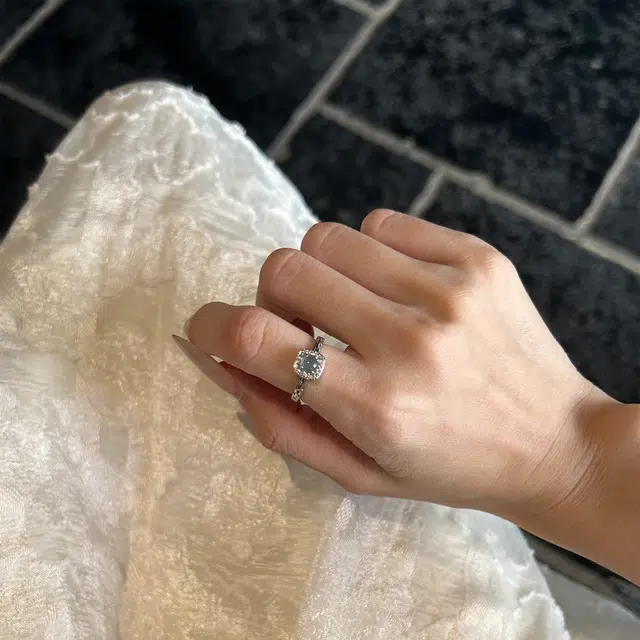 七享 富婆贵气轻奢风方形蛋面戒圈 通勤凸显气质仙女 糯冰 翡翠戒指 女款